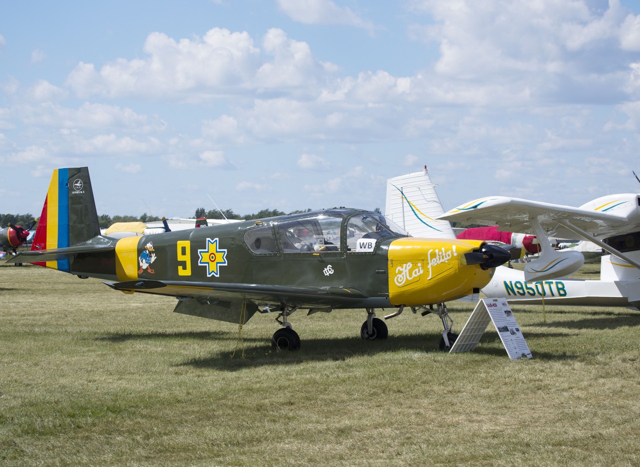 Picture of Industria Aeronautică Română (IAR) IAR-823